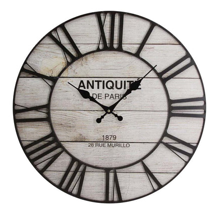 Wanduhr aus Holz im Landhausstil
