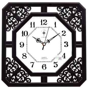 Weiße Vintage Wanduhr mit barocken Ornamenten