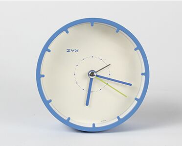 Minimalistische runde Tischuhr ohne Ziffern