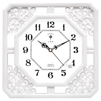 Weiße Vintage Wanduhr mit barocken Ornamenten