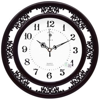 Weiße Vintage Wanduhr mit barocken Ornamenten