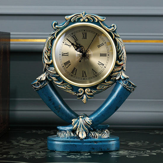 Elegante goldene Tischuhr im Vintage-Stil