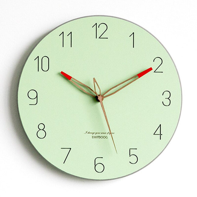 Moderne Wanduhr in Pastellgelb für Kinderzimmer