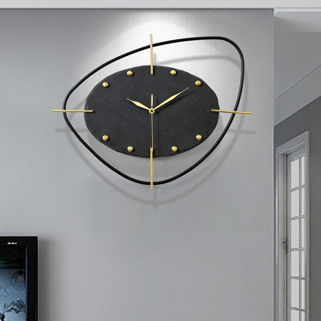 Ovale Schiefer Wanduhr mit Gold-Akzenten
