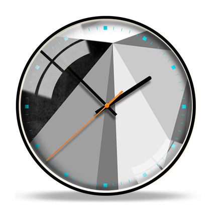 Moderne Wanduhr in grauer Betonoptik