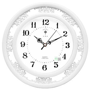 Weiße Vintage Wanduhr mit barocken Ornamenten