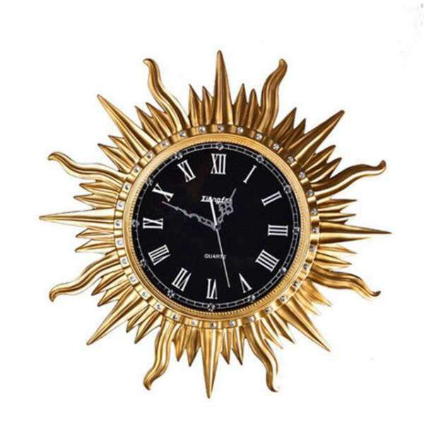 Große Wanduhr in goldener Sonnenform