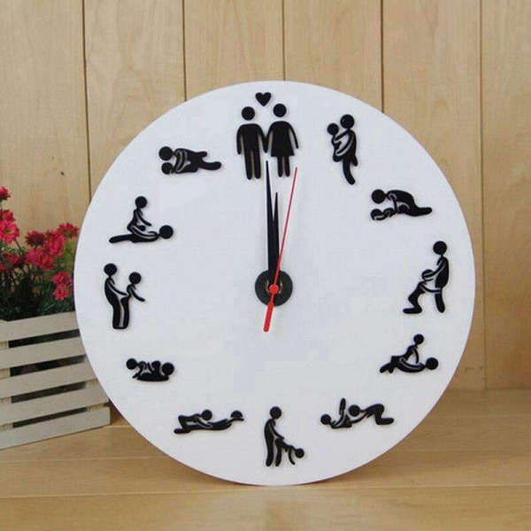 Klassische Kamasutra Wanduhr in Schwarz-Weiß