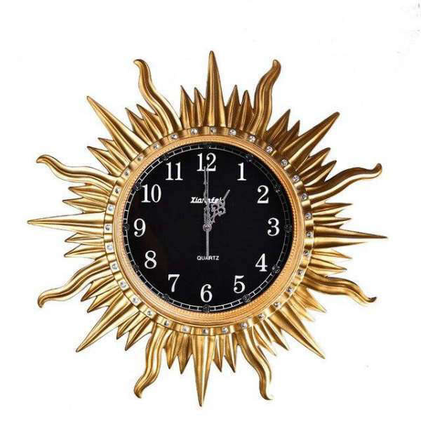 Große Wanduhr in goldener Sonnenform