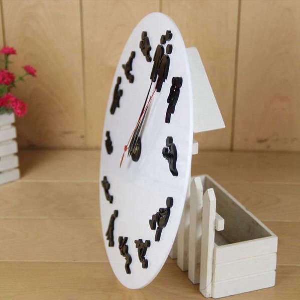 Klassische Kamasutra Wanduhr in Schwarz-Weiß