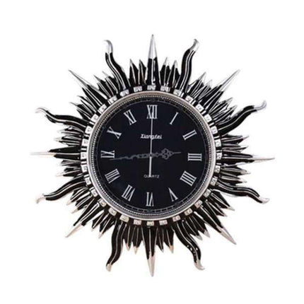 Große Wanduhr in goldener Sonnenform
