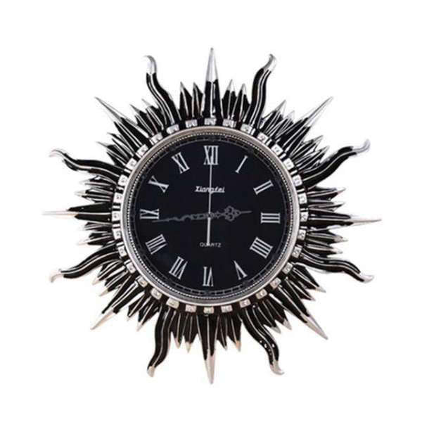 Große Wanduhr in goldener Sonnenform