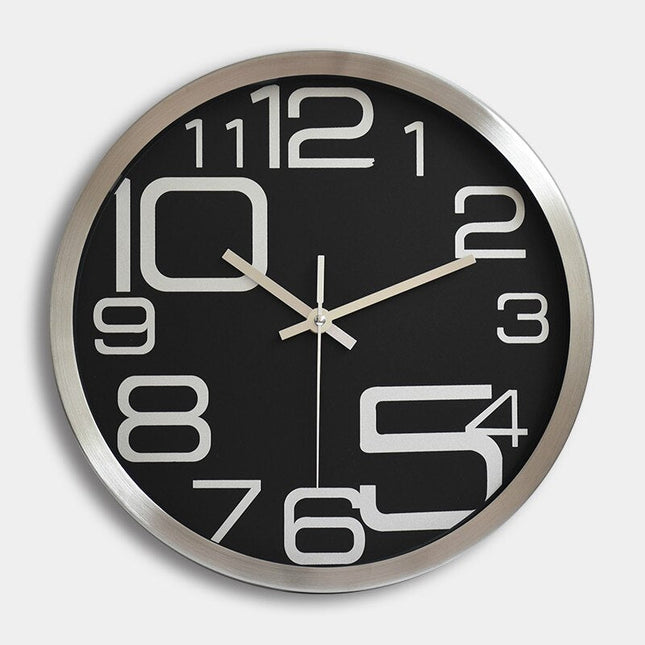 Einfache Wanduhr mit Metallrahmen klassisch