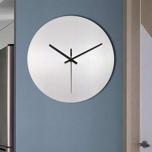 Moderne Wanduhr aus gebürstetem Metall