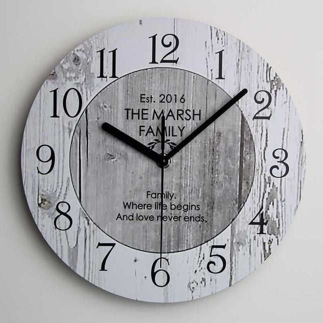 Wanduhr im Shabby-Chic Familien-Design