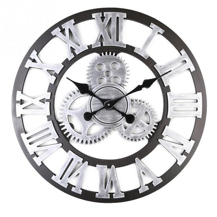 Große Wanduhr mit sichtbaren Zahnrädern