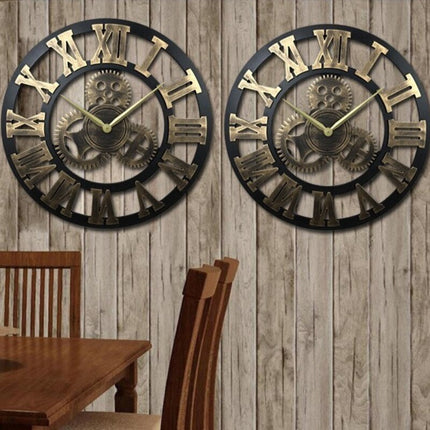 Große Wanduhr mit sichtbaren Zahnrädern