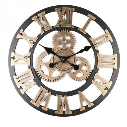 Große Wanduhr mit sichtbaren Zahnrädern