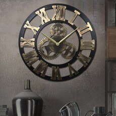 Große Wanduhr mit sichtbaren Zahnrädern