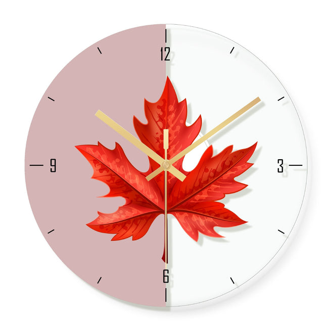 Moderne Wanduhr mit goldenem Blattmotiv