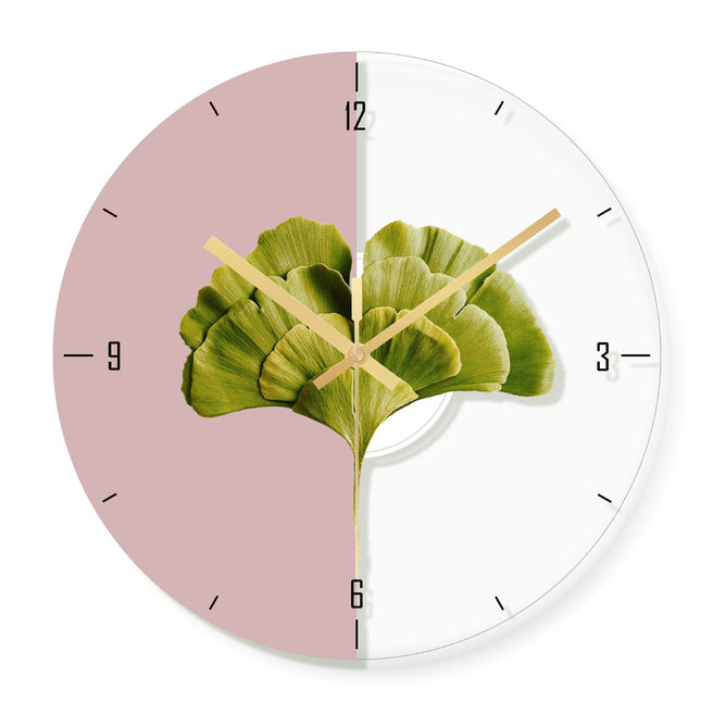 Moderne Wanduhr mit goldenem Blattmotiv