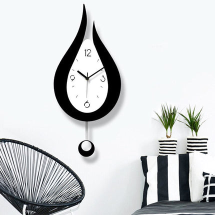 Design Wanduhr Tropfenform mit Pendel