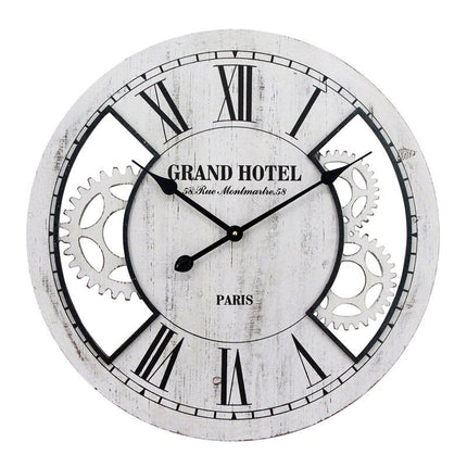 Wanduhr aus Holz im Landhausstil