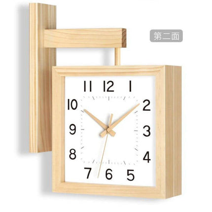 Quadratische Wanduhr aus hellem Holz