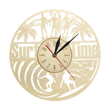 Wanduhr aus Holz mit Surfmotiv