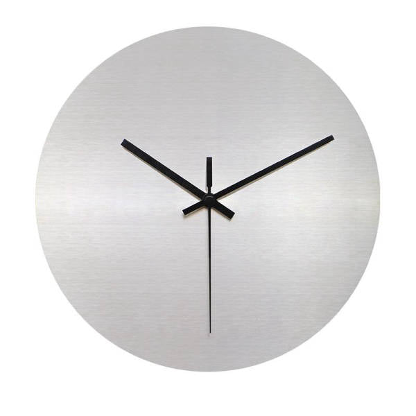 Moderne Wanduhr aus gebürstetem Metall
