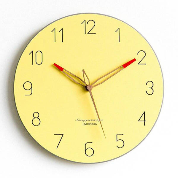 Moderne Wanduhr in Pastellgelb für Kinderzimmer
