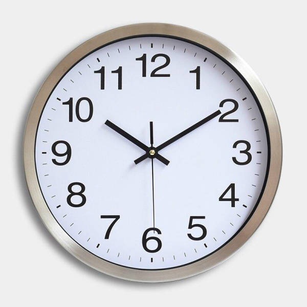 Einfache Wanduhr mit Metallrahmen klassisch