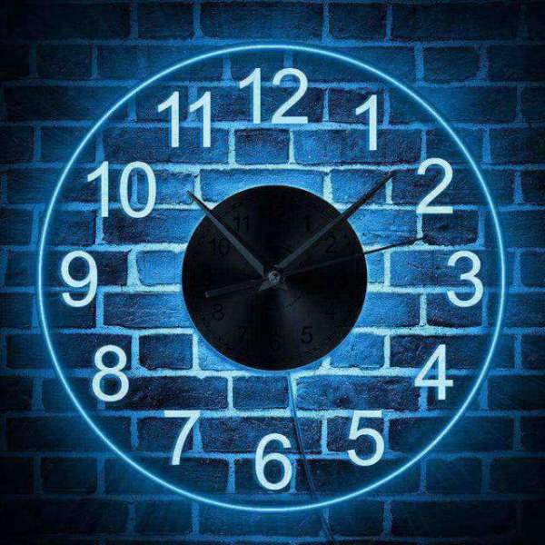 Design Wanduhr mit LED-Beleuchtung