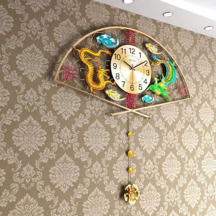 Asiatische Wanduhr mit Drachen und Pendel