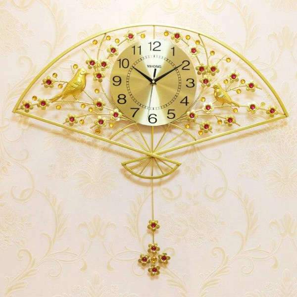 Goldene Wanduhr in Fächerform Pendel