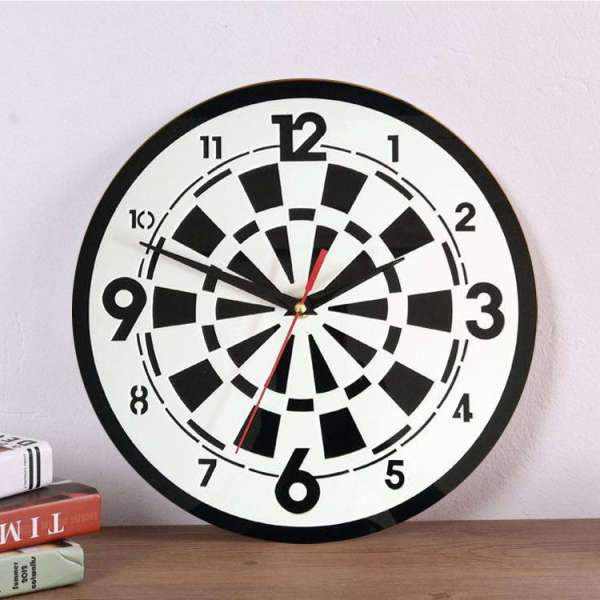 Wanduhr Dartscheibe Design für Spielzimmer