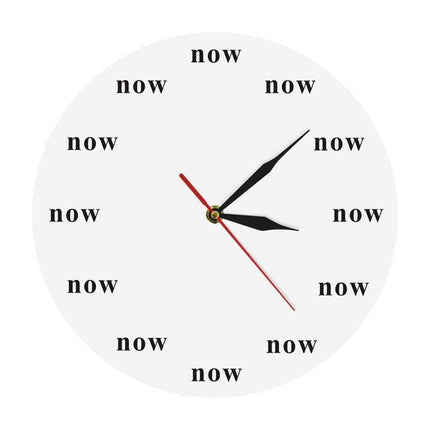 Moderne Wanduhr mit "Now" Schriftzug