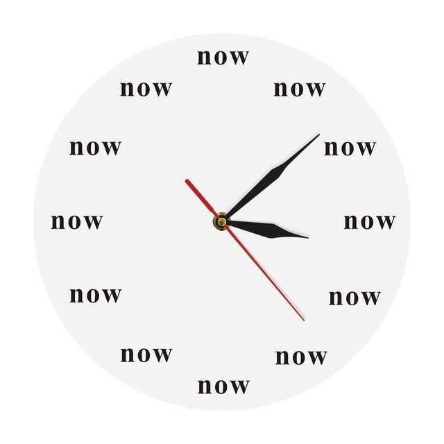 Moderne Wanduhr mit "Now" Schriftzug