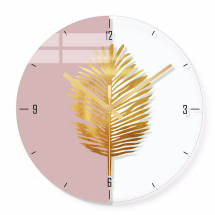 Moderne Wanduhr mit goldenem Blattmotiv
