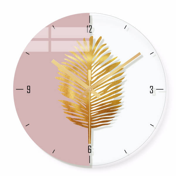 Moderne Wanduhr mit goldenem Blattmotiv