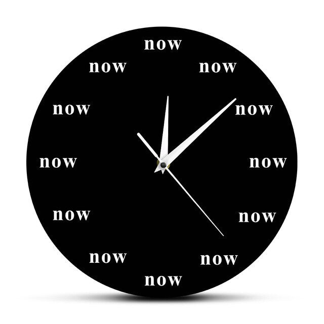 Moderne Wanduhr mit "Now" Schriftzug