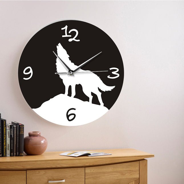 Wanduhr mit heulendem Wolf Silhouette