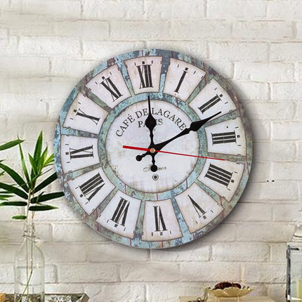 Originelle Wanduhr mit niedlichen Eulen