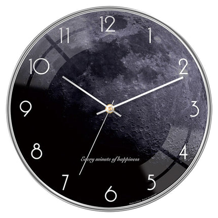 Gewölbte Wanduhr im nordischen Stil