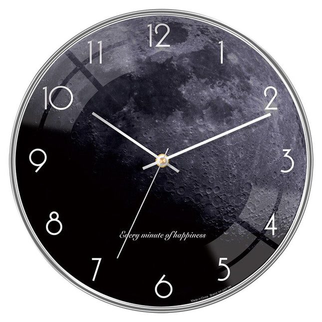 Gewölbte Wanduhr im nordischen Stil