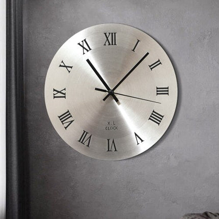 Designer Wanduhr aus Metall schlicht