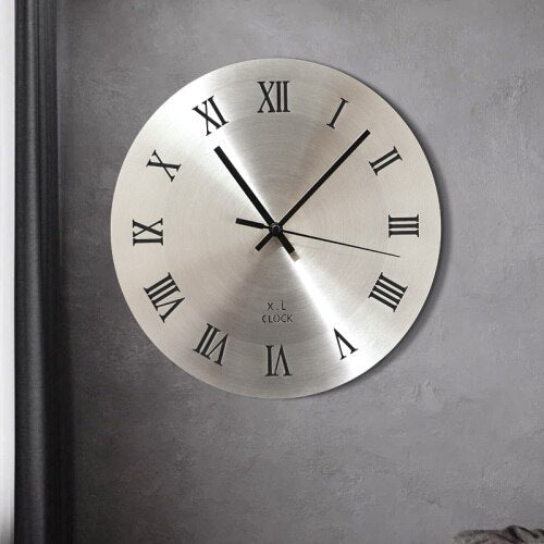 Designer Wanduhr aus Metall schlicht