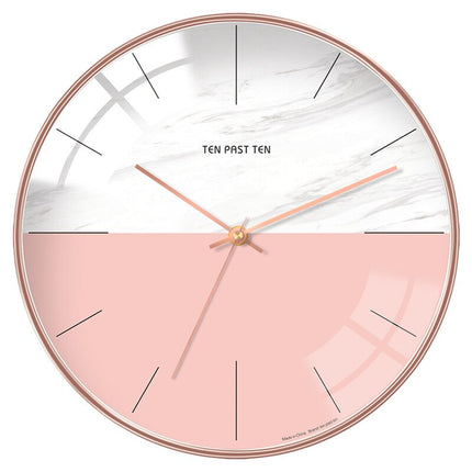 Gewölbte Wanduhr im nordischen Stil