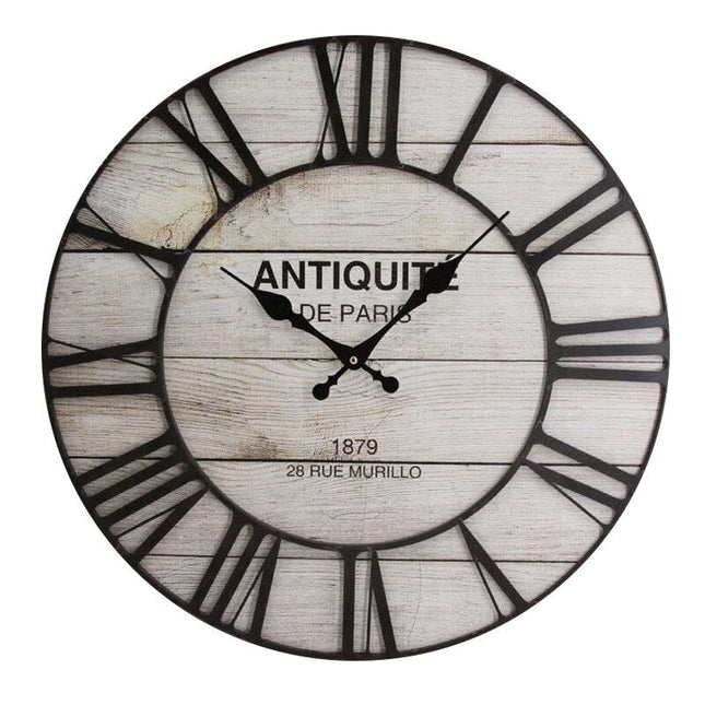Wanduhr aus Holz im Landhausstil