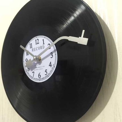 Schallplattenuhr im Plattenspieler Retro Design